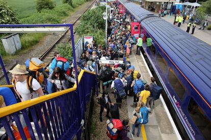 Cientos de personas llegán a la estación de tren Castle Cary para comenzar a disfrutar del festival de Glastonbury, 26 de junio de 2013.