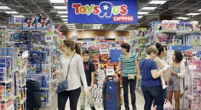 Unos clientes de Toy's 'R' Us en un local de Estados Unidos, el año pasado.