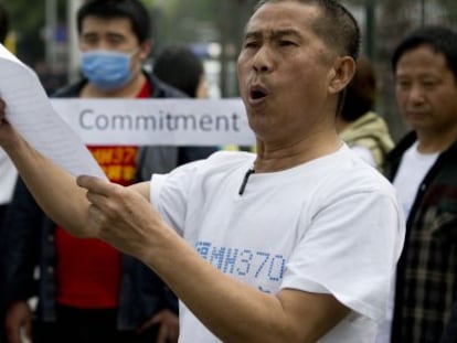 Familiares de pasajeros chinos del MH370 protestan frente a la embajada de Malasia en Pekín.