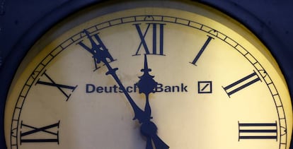 Reloj antiguo con el logotipo de Deutsche Bank, en la fachada de la sucursal del banco en Wiesbaden (Alemania).