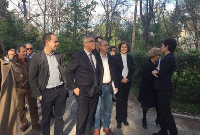 La visita de la alcaldesa, concejales y consejeros a la quinta de Vista Alegre, este martes.