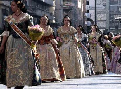 Ofrenda floral a la <i>Mare-de-Déu,</i> a su paso por la plaza de San Agustín.