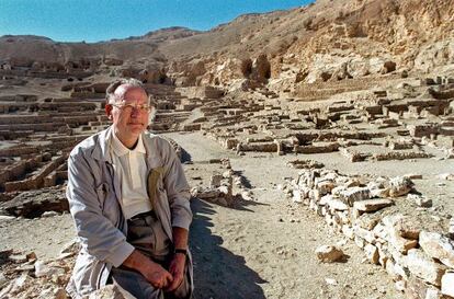 Christian Jacq, fotografiado en el asentamiento egipcio de Deir el Medina (Luxor, Egipto).