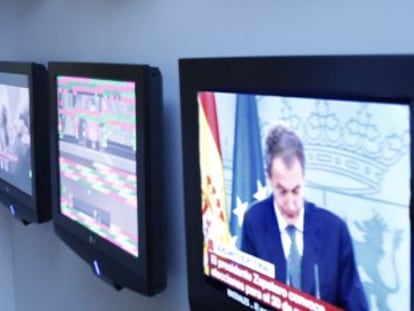 Mariano Rajoy camina ayer por los pasillos de la sala de prensa del Partido Popular, en Génova.