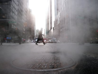 Vapor sale de una coladera en la Sexta Avenida de la ciudad de Nueva YYork en 2019.