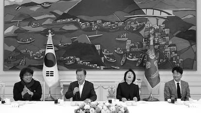 Bong Joon-ho, recibido con honores por el presidente surcoreano, Moon Jae-in, tras su Oscar.