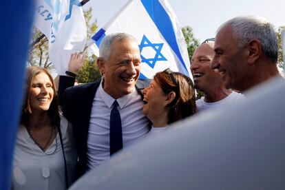 Beni Gantz (en la imagen), líder de la plataforma centrista Azul y Blanco y principal rival de Netanyahu, del partido Likud, que iguala e incluso supera en las encuestas los votos de este, fue uno de los primeros en votar, en la ciudad central de Rosh Haayin.