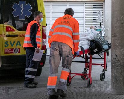 Personal sanitario lleva a un paciente a las urgencias del Hospital Clínico Universitario Lozano Blesa de Zaragoza.