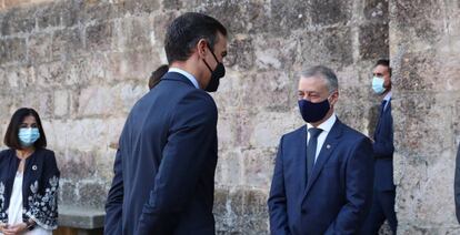 El presidente del Gobierno, Pedro Sánchez, saluda al lehendakari Iñigo Urkullu (d), a su llegada al Monasterio de Yuso antes de participar en la XXI Conferencia de Presidentes en San Millán de la Cogolla, La Rioja (España), el 31 de julio.