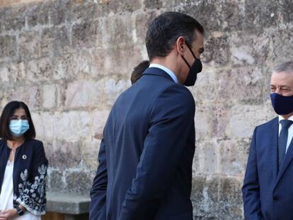 El presidente del Gobierno, Pedro Sánchez, saluda al lehendakari Iñigo Urkullu (d), a su llegada al Monasterio de Yuso antes de participar en la XXI Conferencia de Presidentes en San Millán de la Cogolla, La Rioja (España), el 31 de julio.