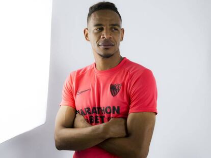 Fernando posa en la ciudad deportiva del Sevilla.