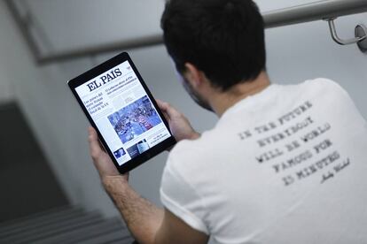 Un lector consulta EL PAÍS desde la tableta.
