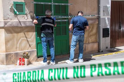 Dos agentes, el pasado mayo ante la casa donde una mujer y su hijo fueron asesinados por la expareja de esta, en Sa Pobla (Mallorca). 