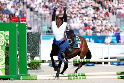 La francesa Marie Oteiza cae de su caballo en la final de la disciplina de pentatlón moderno. 