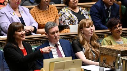 Rachel Reeves (a la izquierda) y Angela Rayner flanquean a Keir Starmer en el Parlamento, el 18 de mayo de 2022.