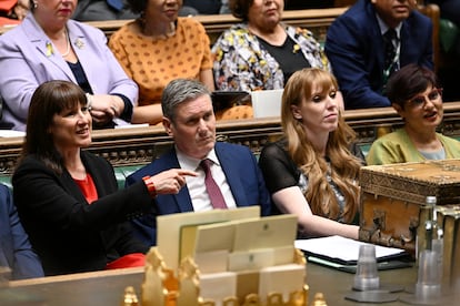 El líder laborista, Keir Starmer, acompañado de Rachel Reeves, la portavoz de Economía (a la izquierda) y de Angela Rayner, número dos del partido, este miércoles en el Parlamento