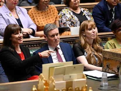 El líder laborista, Keir Starmer, acompañado de Rachel Reeves, la portavoz de Economía (a la izquierda) y de Angela Rayner, número dos del partido, este miércoles en el Parlamento