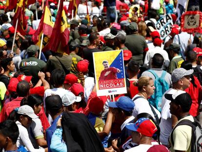 Una mujer sostiene una pancarta de Maduro en Caracas.