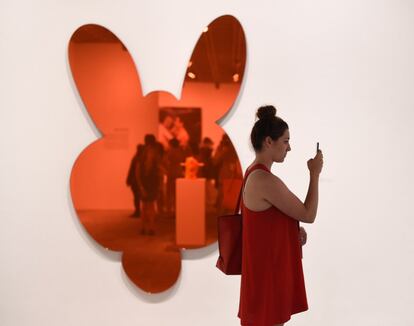 Una visitante de la exposición de Jeff Koons pasa por delante de su obra 'Canguro (Rojo)'.