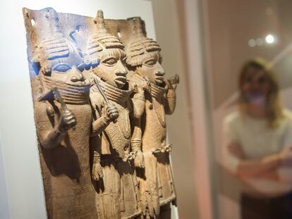 Una mujer observa un bronce saqueado en Benín y que se exhibe en el Museo de Artes y Oficios (MKG, en Hamburgo (Alemania).