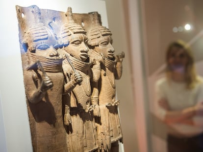 Una mujer observa un bronce saqueado en Benín y que se exhibe en el Museo de Artes y Oficios (MKG, en Hamburgo (Alemania).