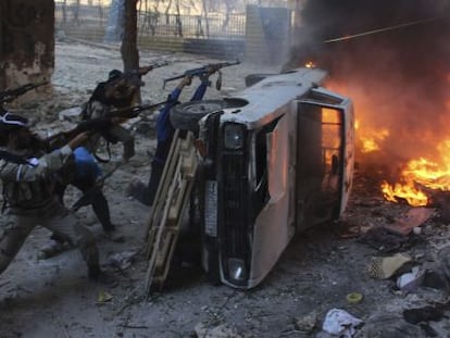 Rebeldes sirios combaten en las calles de Alepo el pasado octubre.