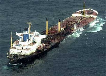 El <i>Prestige</i> suelta fuel mientras es remolcado hacia alta mar el 14 de noviembre de 2002.