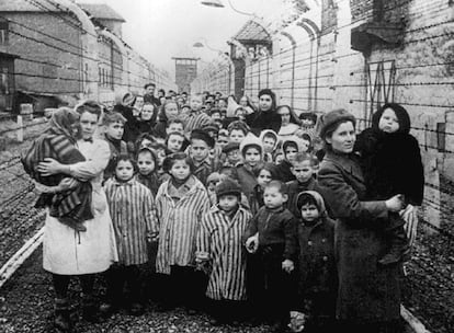 Foto de archivo de los supervivientes del campo de concentración de Auschwitz tras la llegada liberadora de los soldados soviéticos, el 27 de enero de 1945.