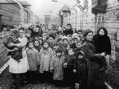 Foto de archivo de los supervivientes del campo de concentración de Auschwitz tras la llegada liberadora de los soldados soviéticos, el 27 de enero de 1945.