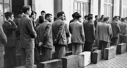 The first contingent of Spanish workers bound for Belgium gather in Madrid in 1957. 