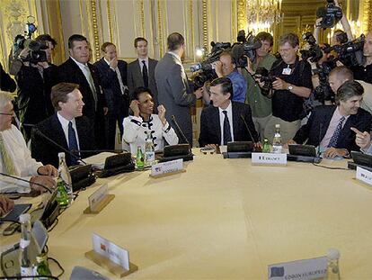 Philippe Douste-Blazy conversa con Condoleezza Rice durante la reunión en París.