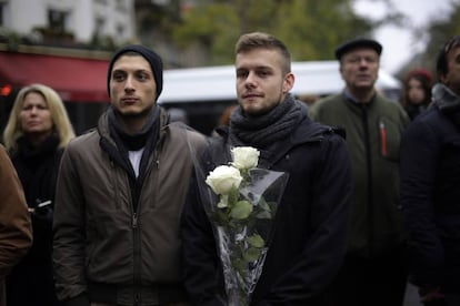 Homenaje a las víctimas en el primer aniversario de los atentados terroristas en París, en el exterior de la sala Bataclan.