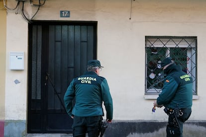 Dos agentes de la Guardia Civil en la vivienda en la que se ha producido el asesinato en Viana de Cega (Valladolid).