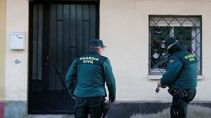 Dos agentes de la Guardia Civil en la vivienda en la que se ha producido el asesinato en Viana de Cega (Valladolid).