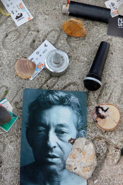 Tumba del cantante Serge Gainsbourg en Montparnasse.