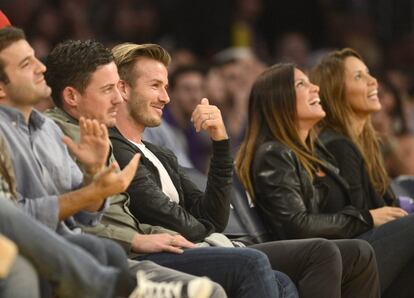 El futbolista inglés David Beckham presencia el duelo entre los Lakers y los Magic.