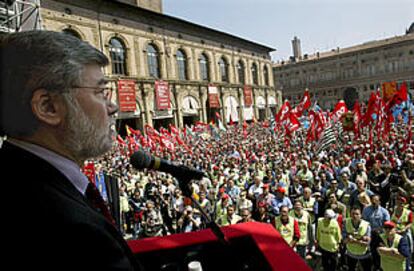 El líder sindical italiano Sergio Cofferati, durante su discurso de ayer en la plaza Mayor de Bolonia.