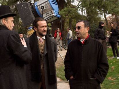 José Luis Garci (derecha), con Gary Piquer y José Luis García Pérez, en Holmes&Watson. Madrid days'.