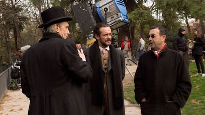 José Luis Garci (derecha), con Gary Piquer y José Luis García Pérez, en Holmes&Watson. Madrid days'.