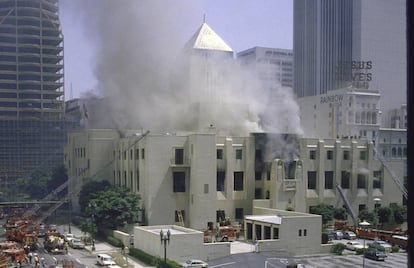 Los bomberos tratan de apagar el incendio de la biblioteca de Los Ángeles en 1986.