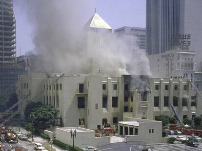 Los bomberos tratan de apagar el incendio de la biblioteca de Los Ángeles en 1986.