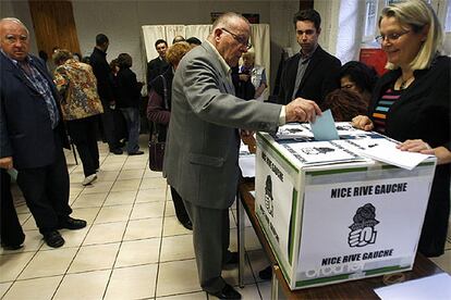 Un miembro del Partido Socialista francés vota en las elecciones primarias en Niza.