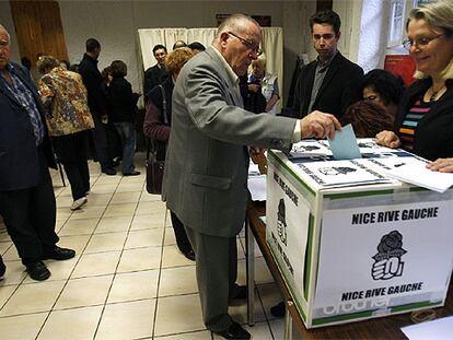 Un miembro del Partido Socialista francés vota en las elecciones primarias en Niza.