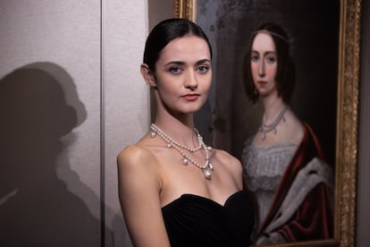 Una modelo luce el impresionante collar de diamantes y perlas de la emperatriz Josefina, que subastará la casa Sotheby’s el 12 de octubre en Hong Kong, junto a un retrato de Augusta-Amelie de Baviera pintada con la misma joya.