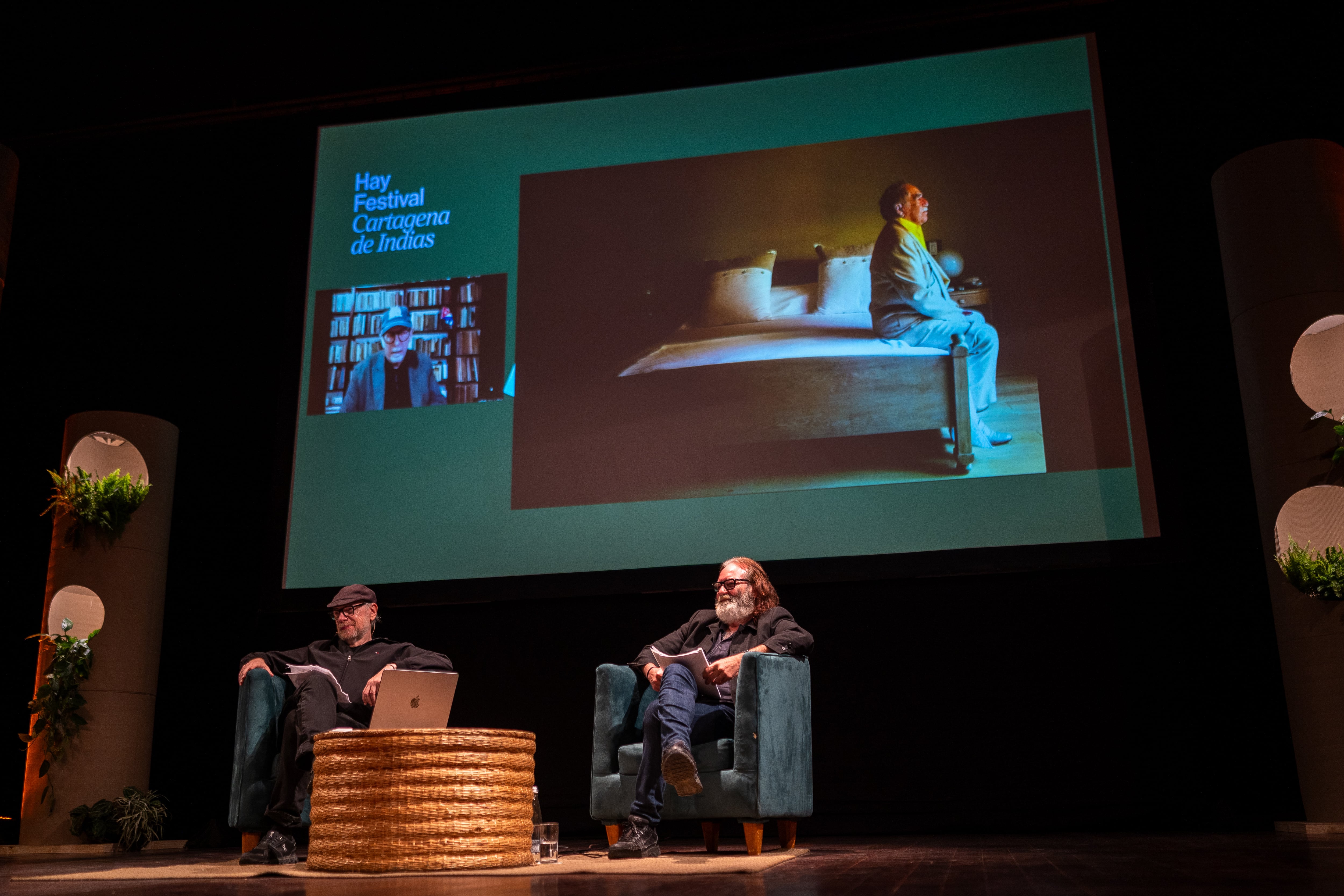 Conversatorio de Daniel Mordzinski, Silvio Rodríguez y Jorge Perugorría durante el Hay Festival en Cartagena, Colombia, este sábado.