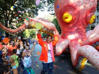 Los niños intentan atrapar el confeti que echa el pulpo.