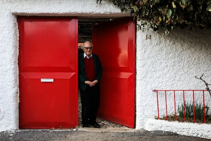 El sociólogo Boaventura de Sousa Santos, en la entrada de su casa de Quintela, a pocos kilómetros de Coimbra.