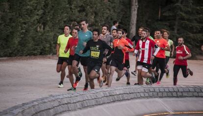 Martín Berlanas (de negro) al frente de su grupo de entrenamiento NRC.