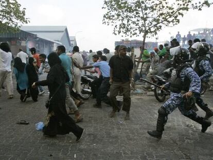 Polic&iacute;as persiguen a simpatizantes del expresidente Mohamed Nasheed, en Maldivas.