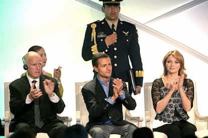 O governador Jerry Brown, o presidente Enrique Peña Nieto e a primeira-dama Angélica Rivera, na segunda-feira, em Los Angeles.